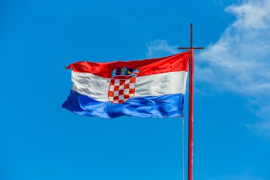 Mavi gökyüzü karşı Hırvat bayrak