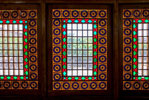Cetatea din interiorul ferestrelor vitralii — Fotografie, imagine de stoc