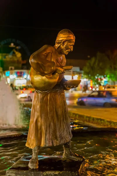 Yazd çeşme heykel gece — Stok fotoğraf