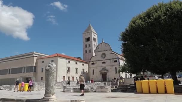 Iglesia de Santa María de Zadar - disparo de ascenso — Vídeo de stock