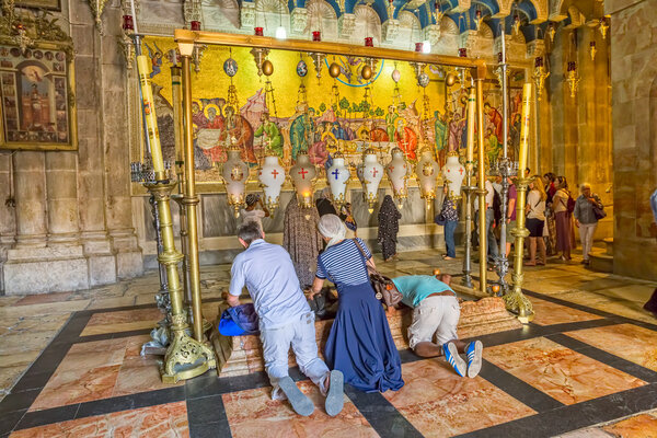 Камень Помазания в храме Гроба Господня Иерусалим
