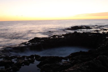 Gran Kanarya adasının kıyısındaki volkanik hava deliği