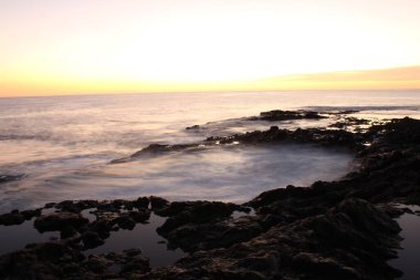 Gran Kanarya adasının kıyısındaki volkanik hava deliği