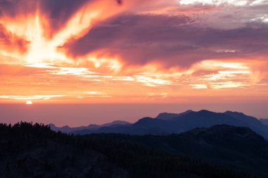 Gran Kanarya adasının zirvesinde güzel bir günbatımı.