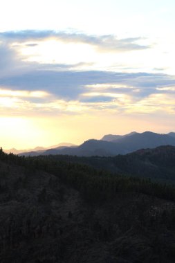 Gran Kanarya adasının zirvesinde güzel bir günbatımı.
