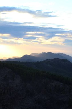 Gran Kanarya adasının zirvesinde güzel bir günbatımı.