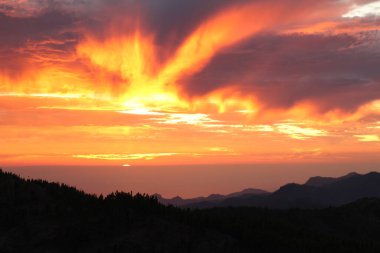 Gran Kanarya adasının zirvesinde güzel bir günbatımı.