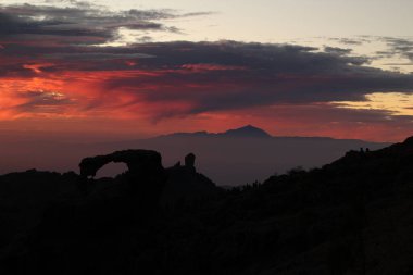 Gran Kanarya adasının zirvesinde gün batımı manzarası