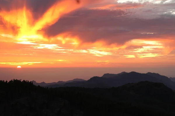 Gran Kanarya adasının zirvesinde güzel bir günbatımı.