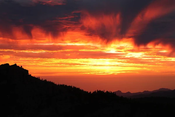 Gran Kanarya adasının zirvesinde güzel bir günbatımı.