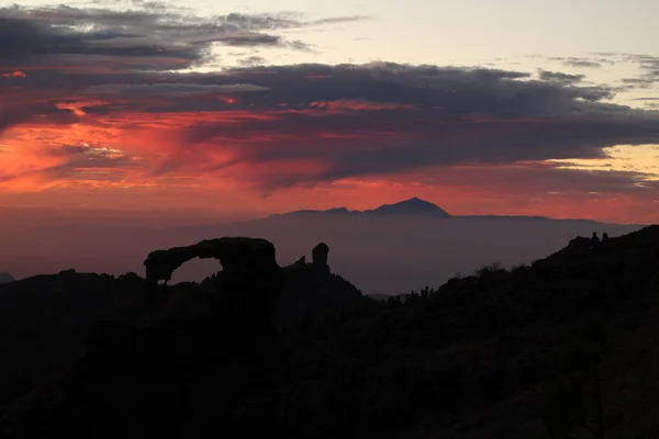 Gran Kanarya adasının zirvesinde gün batımı manzarası