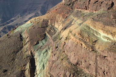 Gran Canaria Adası 'ndaki Los Azulejos' taki muhteşem çok renkli uçurumun manzarası
