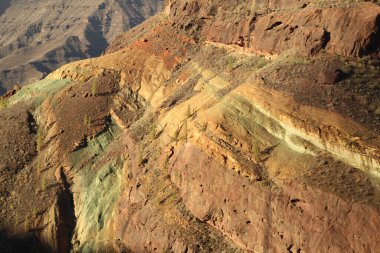 Gran Canaria Adası 'ndaki Los Azulejos' taki muhteşem çok renkli uçurumun manzarası