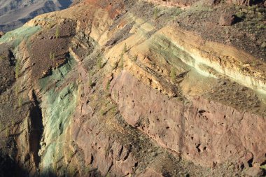 Gran Canaria Adası 'ndaki Los Azulejos' taki muhteşem çok renkli uçurumun manzarası