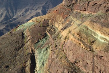 Gran Canaria Adası 'ndaki Los Azulejos' taki muhteşem çok renkli uçurumun manzarası