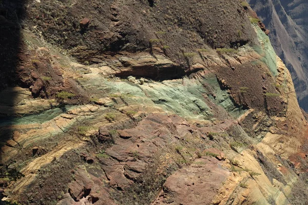 Gran Canaria Adası 'ndaki Los Azulejos' taki muhteşem çok renkli uçurumun manzarası