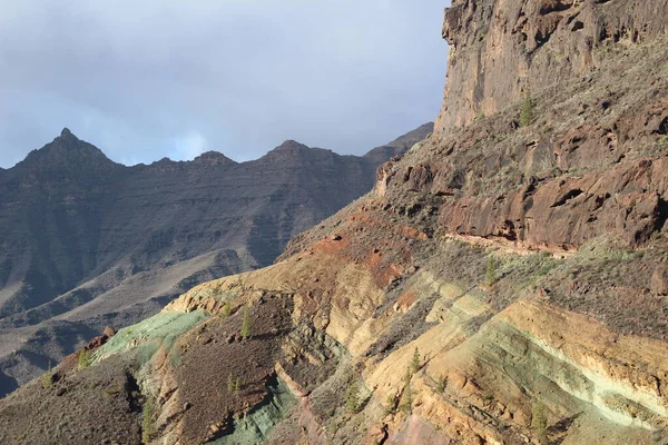 Gran Canaria Adası 'ndaki Los Azulejos' taki muhteşem çok renkli uçurumun manzarası