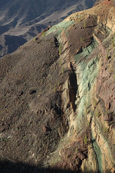 Gran Canaria Adası 'ndaki Los Azulejos' taki muhteşem çok renkli uçurumun manzarası