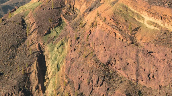 Gran Canaria Adası 'ndaki Los Azulejos' taki muhteşem çok renkli uçurumun manzarası