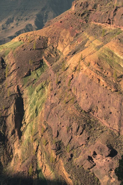 Gran Canaria Adası 'ndaki Los Azulejos' taki muhteşem çok renkli uçurumun manzarası