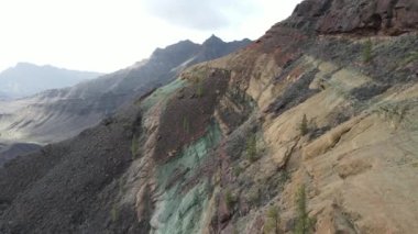 Gran Canaria 'nın güneyindeki renkli kara katmanlarının insansız hava aracı görüntüsü