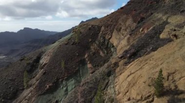 Gran Canaria 'nın güneyindeki renkli kara katmanlarının insansız hava aracı görüntüsü