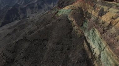 Gran Canaria 'nın güneyindeki renkli kara katmanlarının insansız hava aracı görüntüsü
