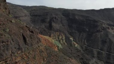 Gran Canaria 'nın güneyindeki renkli kara katmanlarının insansız hava aracı görüntüsü