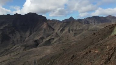 Gran Canaria 'nın güneyindeki renkli kara katmanlarının insansız hava aracı görüntüsü