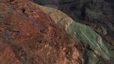 Gran Canaria 'nın güneyindeki renkli kara katmanlarının insansız hava aracı görüntüsü