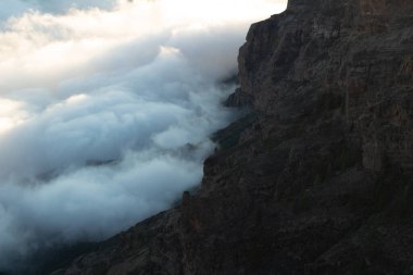 Bulutlar denizinden çıkan dağlar