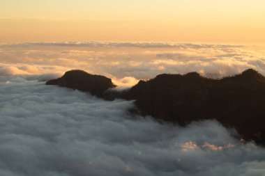 Bulutlar denizinden çıkan dağlar