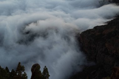 Bulutlar denizinden çıkan dağlar