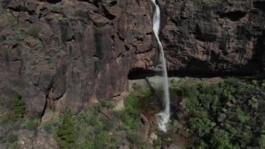 Gran Kanarya adasının güneyindeki küçük bir şelalenin insansız hava aracı görüntüsü