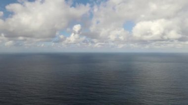 Büyük Kanarya adasının kayalıklarından okyanus manzarası