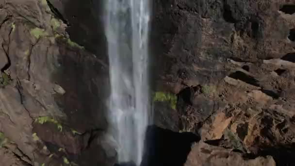 Uitzicht Een Kleine Waterval Het Zuiden Van Het Eiland Gran — Stockvideo