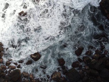 Kayalık bir sahilin insansız hava aracı görüntüsü