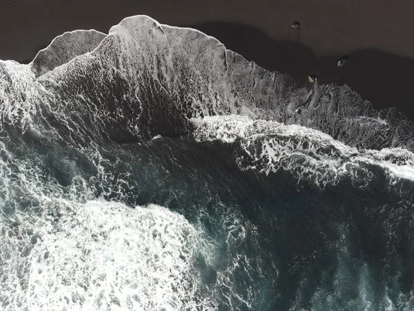 Muhteşem siyah kumsal manzarası.