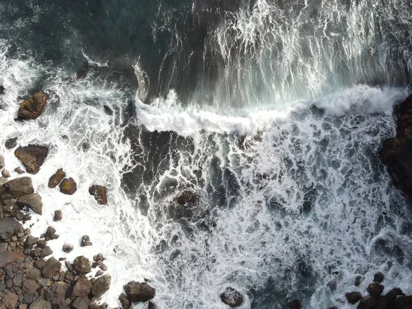 Kayalık Bir Sahilin Insansız Hava Aracı Görüntüsü — Stok fotoğraf
