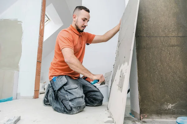 Homme Installant Des Tuiles Sur Mur Maison Intérieur Rénovation — Photo