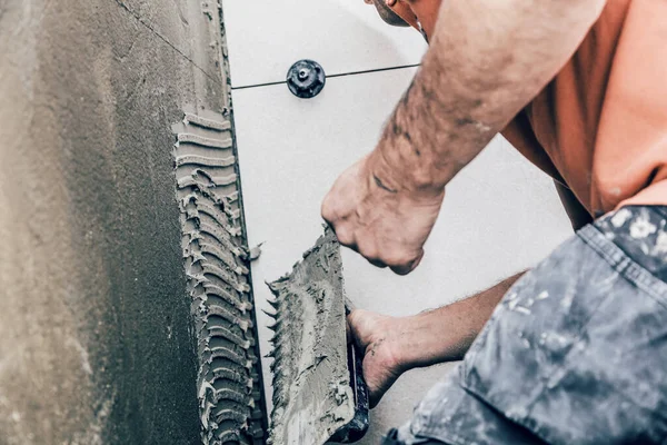 Tiro Recortado Homem Instalando Telhas Parede Durante Renovação — Fotografia de Stock