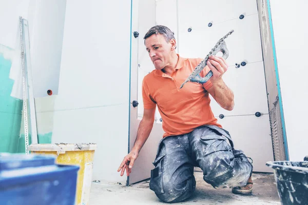 Professionele Tiler Installeren Van Grote Formaat Tegels Muur Woningrenovatieconcept — Stockfoto