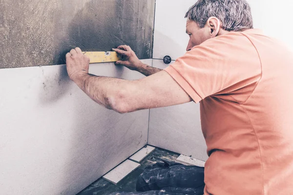 Trabalhador Profissional Instalando Telhas Grande Formato Parede Conceito Renovação Casa — Fotografia de Stock