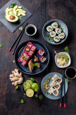 Lezzetli dürümler, suşi ve çubuklu maki. 