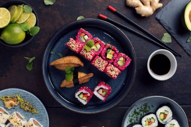 Lezzetli dürümler, suşi ve tahta üzerinde maki. 