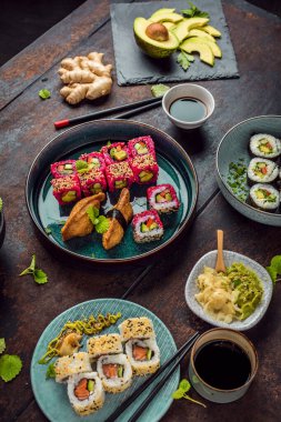 Lezzetli dürümler, suşi ve tahta üzerinde maki. 