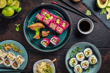 Lezzetli dürümler, suşi ve çubuklu maki. 