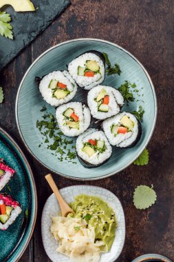 Lezzetli dürümler, suşi ve tahta çubuklu maki. 