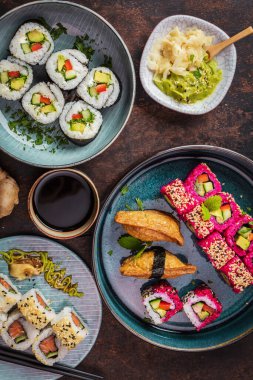 Lezzetli dürümler, suşi ve tahta çubuklu maki. 
