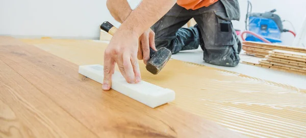 Tiro Cortado Trabalhador Instalando Piso Parquet Local Construção Coloque Piso — Fotografia de Stock